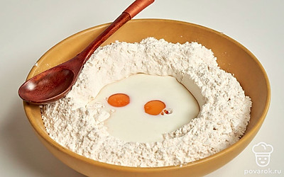 Сделайте тесто. В теплое молоко добавьте сахар и свежие дрожжи. Перемешайте, оставьте на 5 минут. В отдельную миску разбейте 2 яйца. Добавьте теплое сливочное масло и соль. Взбейте венчиком. Добавьте теплую заварку. Перемешайте. Влейте молоко с дрожжами. Частями добавьте муку, замесите тесто. Оно должно получиться мягким и слегка приставать к рукам.