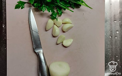Пока картошка готовится, сделать для нее заправку из измельченной свежей зелени, лука и чеснока с растительным маслом.