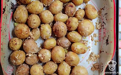 Готовую картошку перемешать с заправкой.