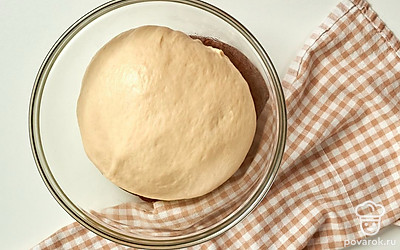 Завершите приготовление теста. Глубокую миску слегка смажьте растительным маслом. Выложите тесто, накройте пищевой пленкой и оставьте подниматься на 1-1,5 часа в теплом месте.