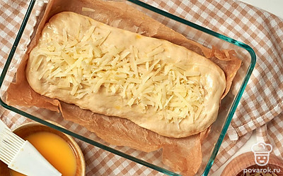 Приготовьте багеты с сыром "Маасдам". Смешайте яйцо с молоком, смажьте багеты. Обильно посыпьте сверху сыром. Выпекайте в духовке при 190 градусах 15-20 минут.