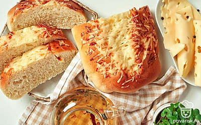 Переложите багеты на решетку, дайте остыть, а затем подайте к столу.