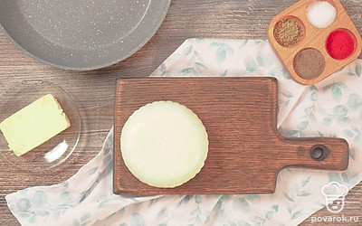 Нарежьте сыр небольшими кубиками или пластинками толщиной около 1 см.