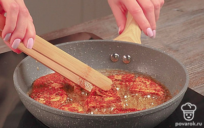 Обжарьте сыр. Положите на сковороду масло, нагрейте на среднем огне. Запанируйте сыр в специях и соли. Выложите нарезанный сыр на сковороду. Обжарьте кусочки с каждой стороны до появления золотистой корочки.