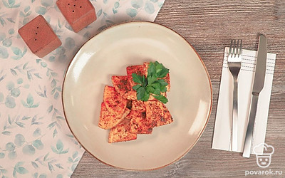 Лучше есть жареный сыр сразу, пока он горячий. В холодильнике он потеряет вкусовые качества и привлекательный вид.