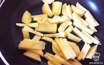 Картофель нарежьте ломтиками и обжарьте на подсолнечном масле в течение 10 минут, помешива.я