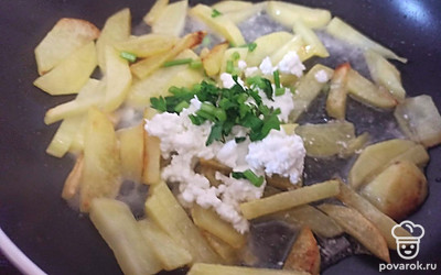 Добавьте творог, сметану, рубленую зелень и 50 миллилитров воды. Тушите на медленном огне под крышкой еще 10 минут, пока жидкость не испарится. Посолите по вкусу.