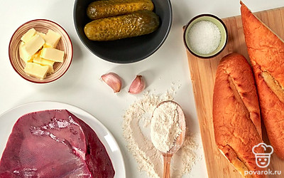Маринованные огурцы нарежьте мелкими кубиками. Укроп ополосните, обсушите и мелко порубите. Чеснок очистите и пропустите через пресс. Печень промойте и обсушите бумажным полотенцем. Слегка отбейте ее с обеих сторон. Совет: при отбивании поместите печень в пищевой пакет, чтобы не было брызг.