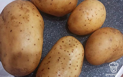 Картофель моем губкой, чтобы не осталось грязи.