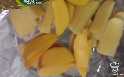 Нарезаем картошку на дольки, желательно не очень толстые, чтобы картофель хорошо пропекся. Выкладываем на фольгу, поливаем немного маслом.