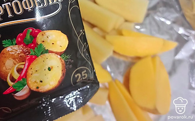 Посыпаем любимыми приправами. У меня для картофеля и черный перец. 