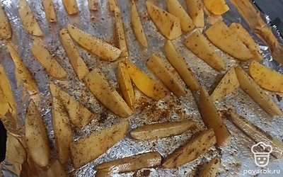 Все дольки перемешиваем, чтобы масло и приправы были на каждой дольке. Ставим каждый кусочек на ребро, чтобы красиво пропеклось с корочкой. Отправляем на 25 минут в заранее разогретую духовку при температуре 170-180 градусов.