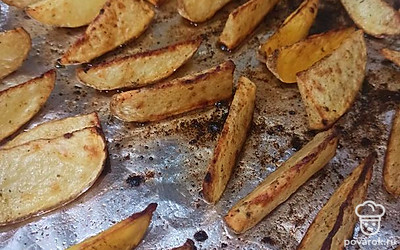 Получается очень вкусный печеный картофель. Для соуса смешиваем майонез, сметану и любимые специи. Приятного аппетита! 