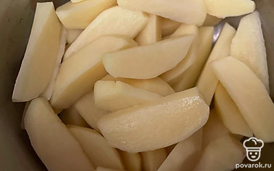 Картофель очистите от кожуры и нарежьте на дольки. Залейте картошку кипятком, варите на среднем огне 2-3 минуты.