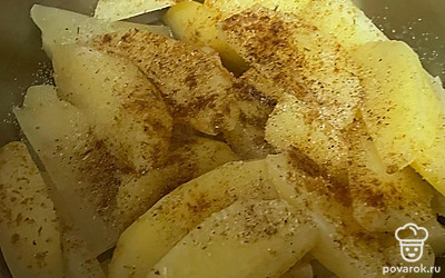 Слейте всю воду. Добавьте масло, соль и специи. Перемешайте аккуратно ложкой, чтобы не повредить целостность долек.