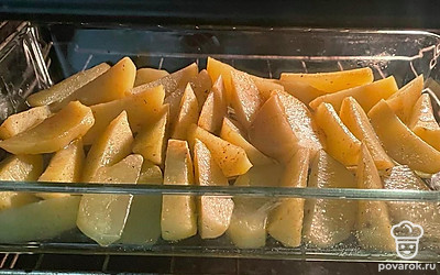 Выложите дольки картофеля на противень или в стеклянную форму. Запекайте при 180 градусах минут 30-35.