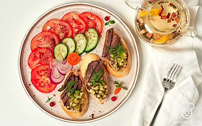 На кусочки хлеба выложите печень и украсьте маринованными огурцами и рубленым укропом. Подавайте бутерброды с печенью сразу после приготовления.