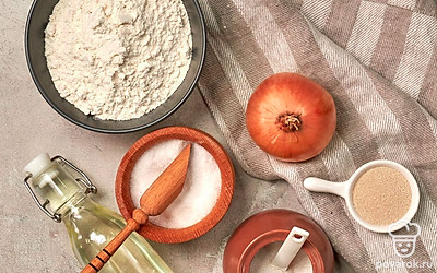 Отмерьте необходимое количество продуктов. Лук-шалот почистите. Воду подогрейте. Противень застелите пергаментной бумагой.