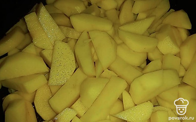 Очистите картофель, нарежьте соломкой и выложите на разогретую сковороду с подсолнечным маслом. Обжаривайте картофель до золотистой корочки на сильном огне, помешивая.