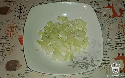 Пока картофель обжаривается, почистите и мелко нашинкуйте репчатый лук.