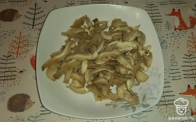 Помойте вешенки и нарежьте тонкими полосками.