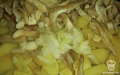 Добавьте к картофелю вешенки, лук и специи. Убавьте огонь до средних значений и жарьте блюдо 15-20 минут.