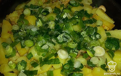 Затем добавьте нарезанный лук-порей, можно использовать замороженный. Аккуратно перемешайте картофель, подержите на огне еще 2 минуты, и блюдо готово. 