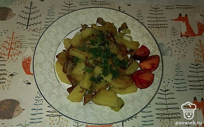 Подавайте картофель лучше горячим. Можно украсить блюдо свежей зеленью и дополнить нарезкой из овощей: свежих помидоров или огурцов. Приятного аппетита!