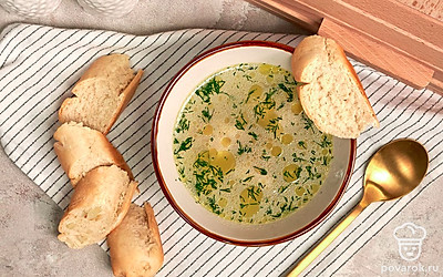 Во Франции багет чаще всего едят на обед или ужин. Поэтому лучшим дополнением к свежевыпеченному хлебу будет тарелка горячего супа, например, куриного.