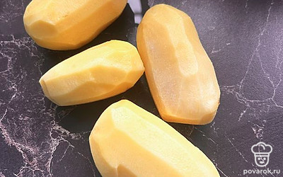 Почистите и промойте картошку.