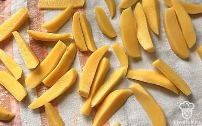 Высушите картофель на полотенце.