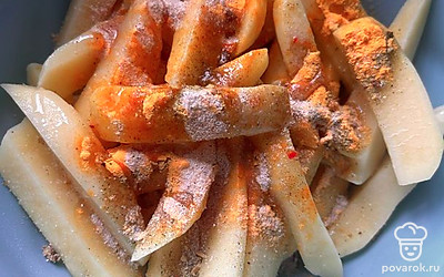 Добавьте к картошке все приправы и перемешайте.