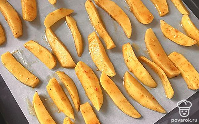 Выложите готовую картошку на противень и жарьте минут 30.