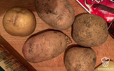 Картофель вымыть и хорошо обсушить бумажным полотенцем.