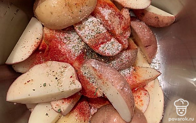 Нарезать картошку дольками. К ней добавить паприку сладкую, паприку копченую, сушеный чеснок, смесь трав, соль и растительное масло. Все хорошо перемешать. Дать картофелю постоять и насытиться ароматами специй 30 минут.