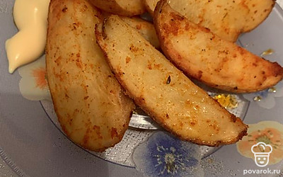 Подавать блюдо горячим, с любимым соусом. В нашей семье это сырный соус. Приятного аппетита!