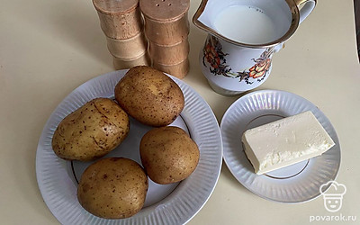 Приготовьте все необходимое. Очистите картофель.