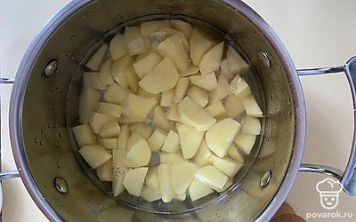 Нарежьте картофель на небольшие кусочки и отварите в подсоленной воде до готовности.