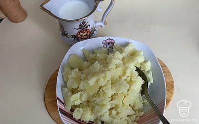 Добавьте теплое молоко и сливочное масло. Доводить пюре до жидкой консистенции не надо, так как тогда оно будет плохо держать форму. Лучше потом полить пюре соусом.