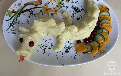 Подавайте пюре в форме дракона с любыми овощами, свежими или маринованными, а также с котлетами, тефтелями. При желании, пюре можно полить любимым соусом. Приятного аппетита!