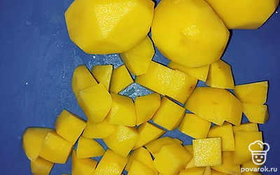 Вскипятите воду. Почистите и нарежьте кубиком картофель, как на суп. 