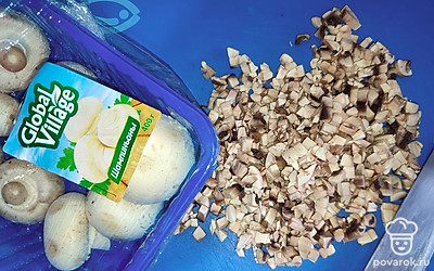 Тщательно промойте грибы, очищать их не нужно. Нарежьте очень мелким кубиком. 