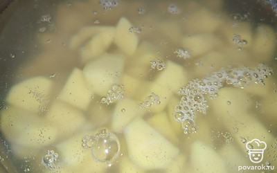 В закипевшую воду добавьте картофель. Снова доведите до кипения. Посолите. Убавьте огонь до минимума. 
