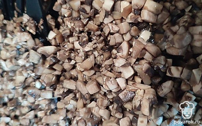 На сухую сковороду выложите грибы. Жарьте на максимальном огне, постоянно помешивая. 