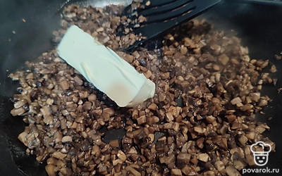 Когда из грибов испарится практически вся влага, выложите сливочное масло. 