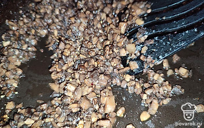 Жарьте шампиньоны с маслом до легкой золотистой корочки. Добавьте соль и свежемолотый черный перец. 