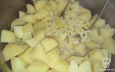 По готовности картофеля слейте всю воду. Разомните картошку в пюре с помощью пресса для картофеля. 