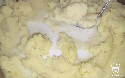 Молоко нагрейте минимум до 80 градусов. Частями влейте его в пюре. 