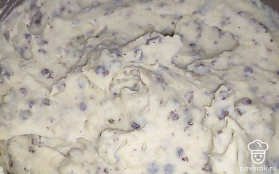 Добавьте грибы и немного разомните пюре вместе с ними. 