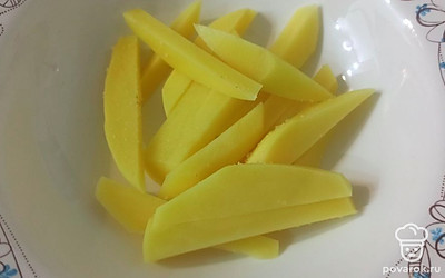 Картошку очистите и нарежьте соломкой, посолите. 